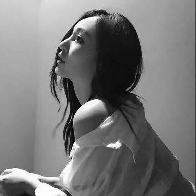 qq黑白女生头像霸气,活在别人的掌声中女生
