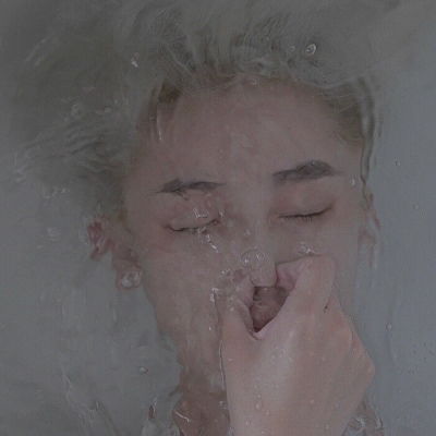 白色禁欲系男生清爽的头像被浪费的太炽热的爱耿耿于怀罢了