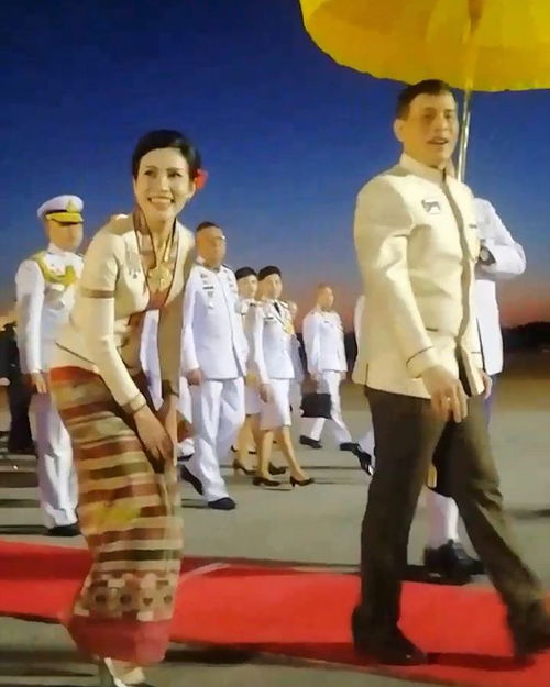 诗妮娜又和泰王穿情侣装开车当司机笑容甜美,两人好亲昵