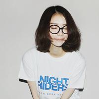 纯白背景的女生头像