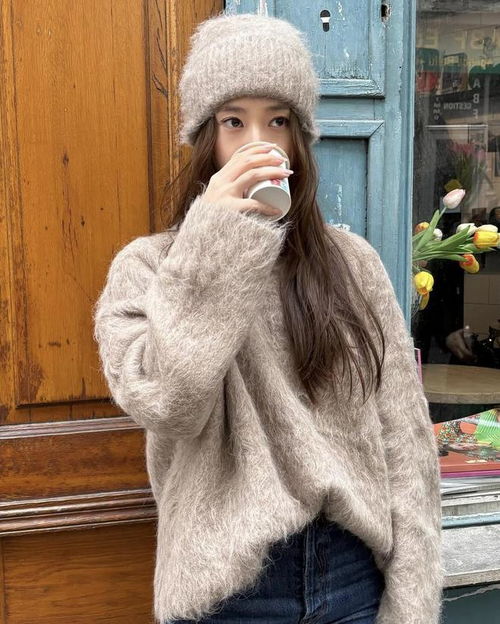 看韩系女爱豆的早春新品穿搭,色系温柔,俏皮甜美