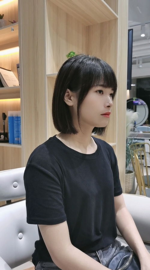 刘海可以很好修适脸部轮廓,达到显小脸甜美感,少女感满满
