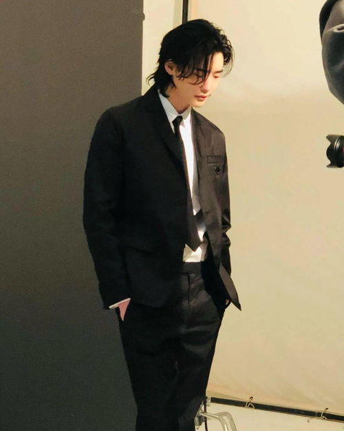 腿长腰细的李钟硕,肌肉线条一改往日奶狗形象,哪个女生见了不说一句我可以