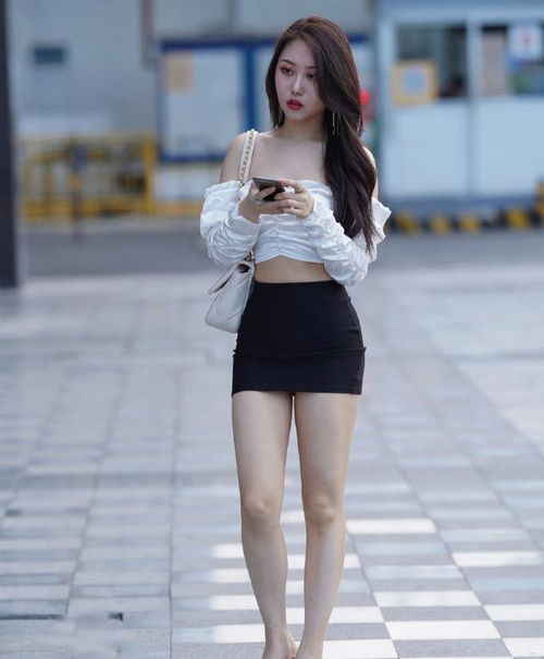 美女皮肤白皙,穿一字肩性感撩人,紧身包臀裙展示曼妙身姿