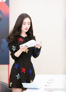 杨幂撞衫性感女王李玟,靠长腿稳赢了
