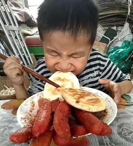 小男孩在幼儿园吃3大碗吃不饱,老师无奈去家访,真相不可思议