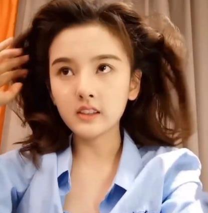 宋祖儿穿衬衣只系三个扣,撩头发的瞬间被抓拍,一张卡通脸美翻了