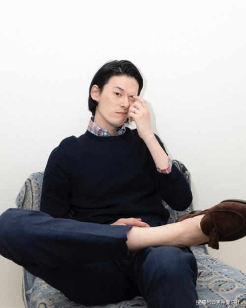 安静而有力,会穿黑色系的男人,才是真正的有品位的