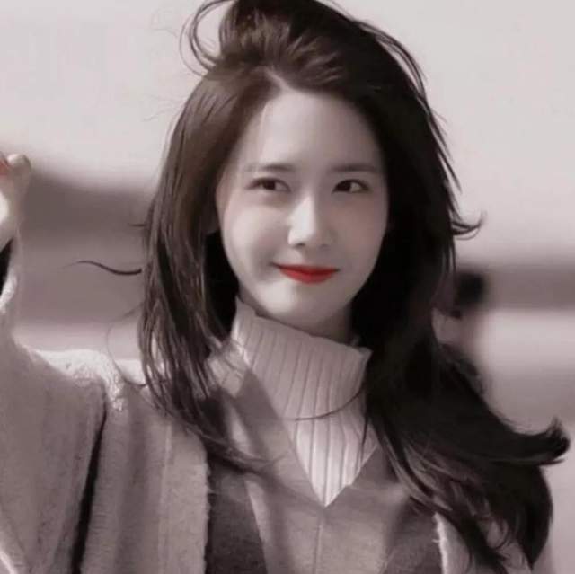 32岁林允儿清纯如少女机场喇叭裤修身减龄,遗憾跨年剧扑街