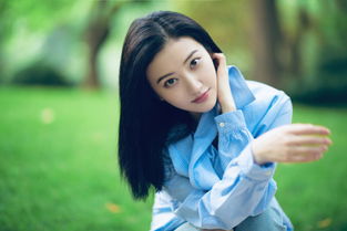 圆脸女星景甜,一袭薄荷绿纺纱连衣服配圆形耳环,清新自然的感觉