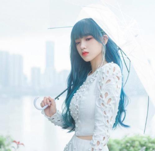 程潇真是越来越少女了清新浅色系服装搭配蓝色头发,美到不敢认