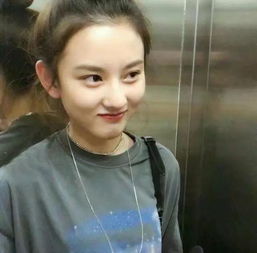 网友在电梯里偶遇宋祖儿,祖儿一笑感觉整个世界都亮了