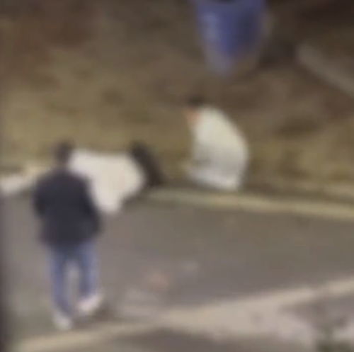 穿短裙半夜鬼混的少女,被母亲当众抱摔毒打,嘶吼耳光响彻天际