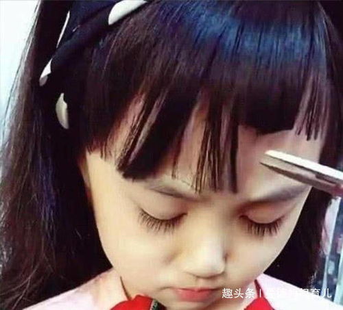 女娃刘海被爸爸剪成狗啃式,一睁眼萌翻众人眼睛好看真重要