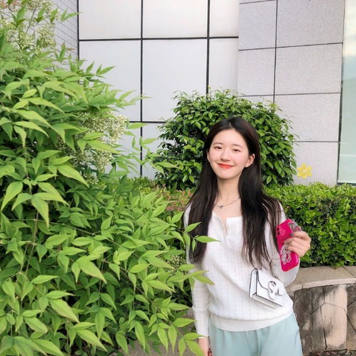 赵露思甜美出镜,穿圆领针织衫配绿色阔腿裤,笑容清新少女感十足