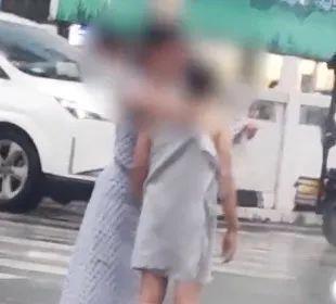 洛阳女子赤裸全身站在街头,路人围观拍照,好心人为她裹上围巾