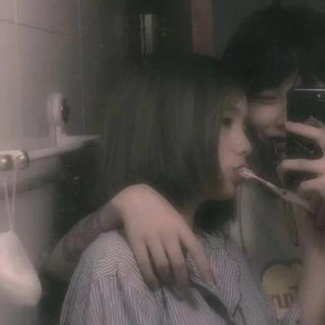 拿手机挡脸看不见脸的情侣头像