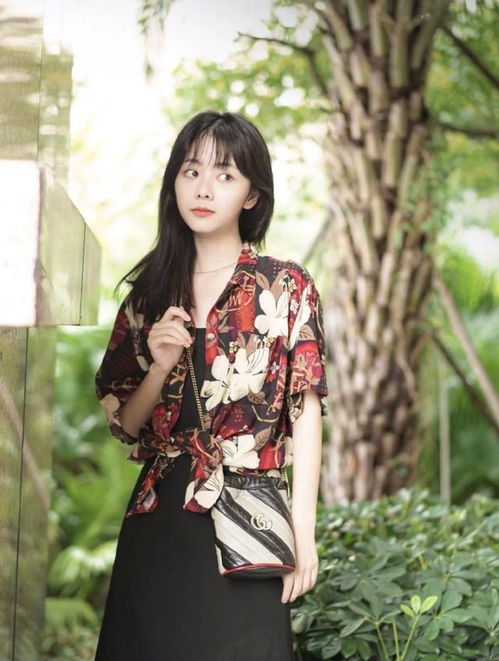 谭松韵放飞自我,穿吊带裙无视小短腿,减龄显嫩气质好