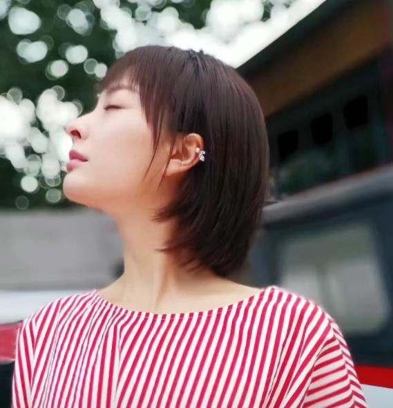 吴昕新写真青春少女与霸气女王切换自如,网友她又美回了18岁