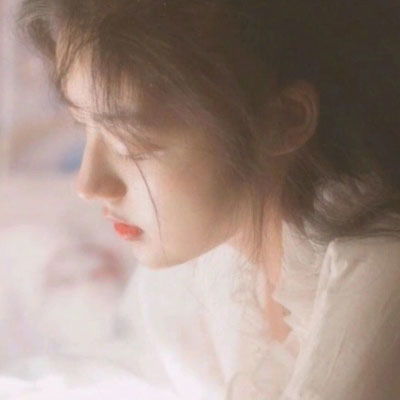 很酷的露肩女生头像,性感锁骨穿吊带