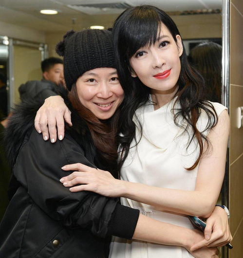 周慧敏不愧玉女掌门,穿粉色短裙秀甘蔗腿,53岁清纯似少女