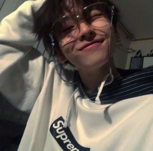 真人男头一个少年闻起来,像雨前的月光
