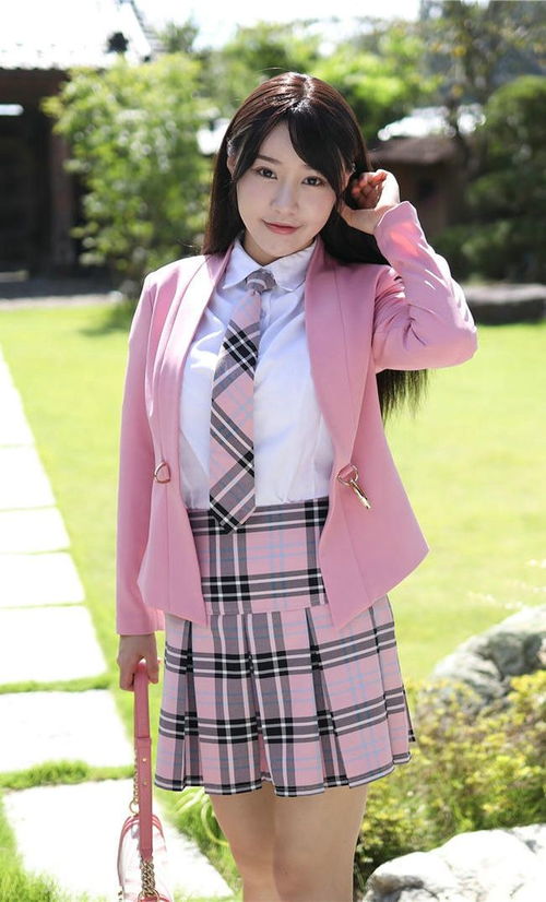 粉色的套装格子套装裙,将学院风格的女生清纯含蓄体现得很到位