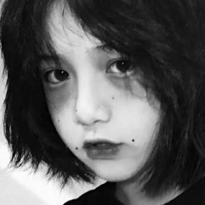 丧系女生头像黑白,心里确是满腔酸楚的女生