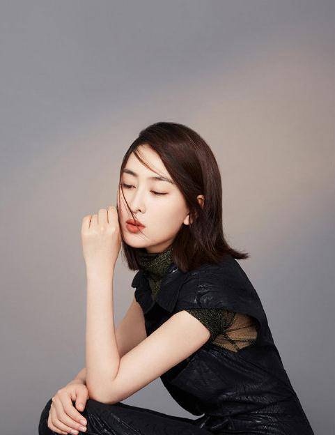 马苏写真照曝光,穿白色v领上衣配短裤,清新自然美成18岁少女