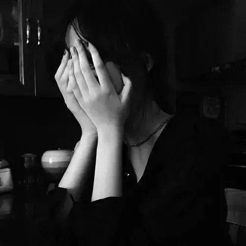 黑白灰色个性头像
