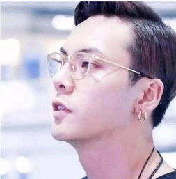 明星的耳坠热巴戴回形针,李沁戴绒球,杨幂戴烟头,我就服baby