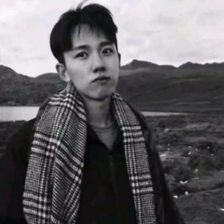qq黑白头像男生,男人的笑何尝不是高傲