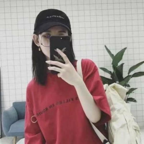 求情侣头像一对穿红色衣服的,一男一女都拿手机遮脸的,有女图