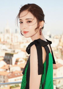 娜扎绿色长裙太显白头发变长少女气足