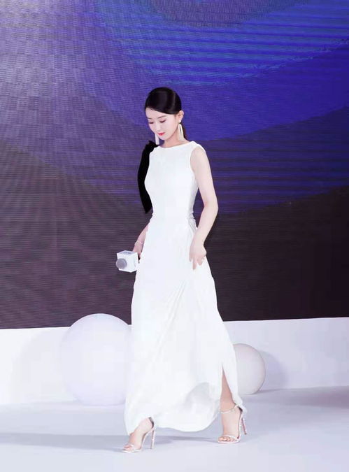 赵丽颖生娃后首现身,白色长裙展现女神风范,终于摆脱土味女星称号