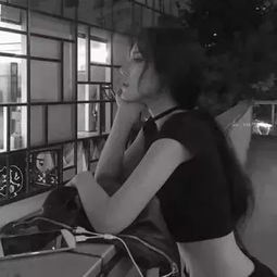 黑色系女生头像
