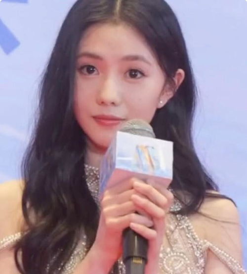 电影盛典红毯大比拼张小斐白皙如少女,袁泉松弛感艳压全场
