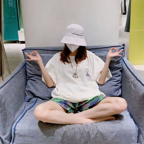 钟楚曦私服反差太大了搭配随性的像老大爷,倒是意外的帅气撩人