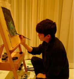 朱一龙到底有多才穿着睡衣画画画面曝光,坐姿成亮点