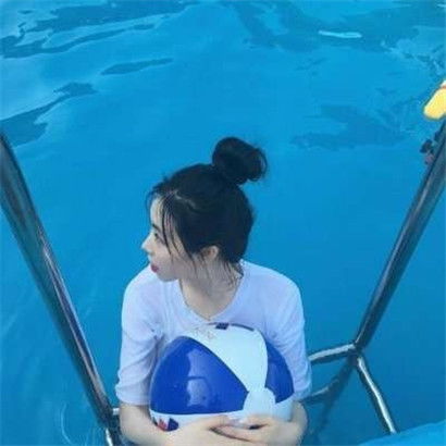 唯美好看蓝色控女生头像,泳池边的湖边海边居家的都有