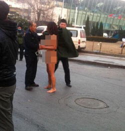 女子街头裸奔被民警带离现场