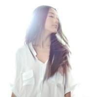 纯白背景的女生头像