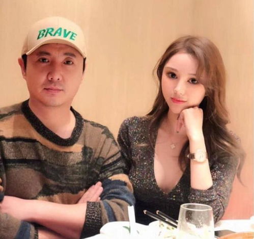 沈腾与美女约火锅,双手抱自己求生欲太强,帽子上的字表达了一切

