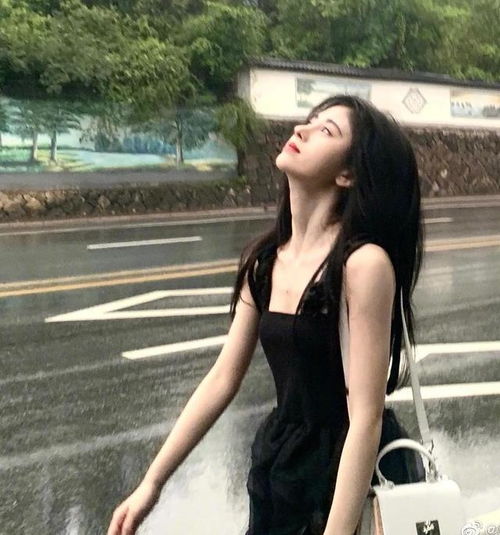 黑色系的鞠婧祎
