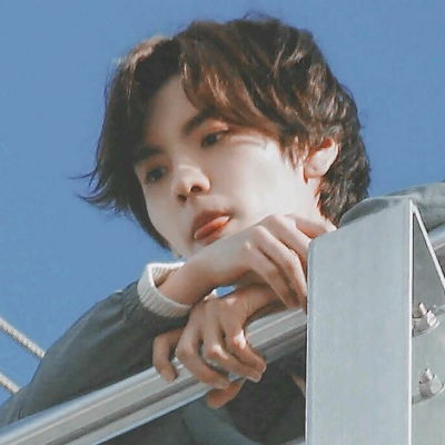 干净男头星空迷上了山野,有雾有灯也有归人.