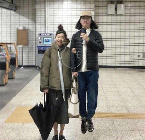 轻松一刻女子染发变光头,托尼老师再秀操作