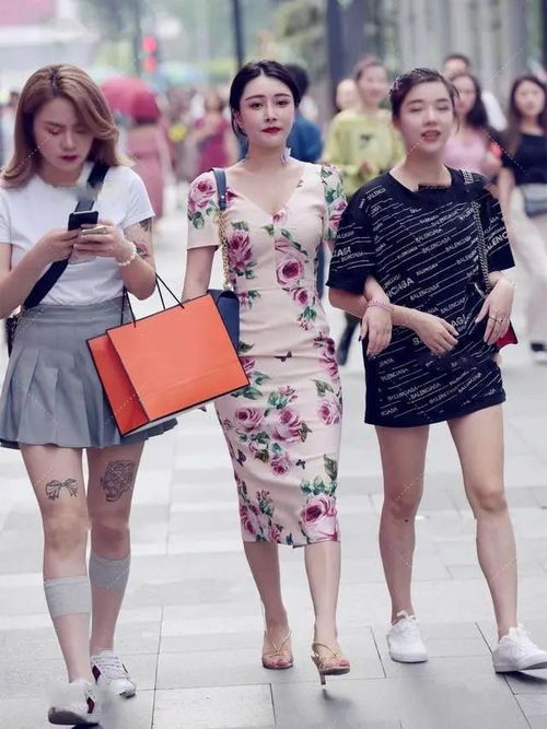 结合印花设计的粉白系色裙,表现出优雅温柔的风格