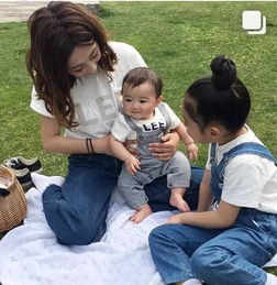 这个妈妈生了两个超级可爱的女儿,时髦逗比无所不能,一不小心就萌爆ins