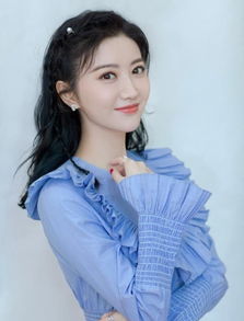 景甜一袭蓝色连衣裙带起今夏潮流风,清新甜美,满满的妙龄女气息