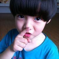 求这张图片的,小女孩情侣图片,谢谢